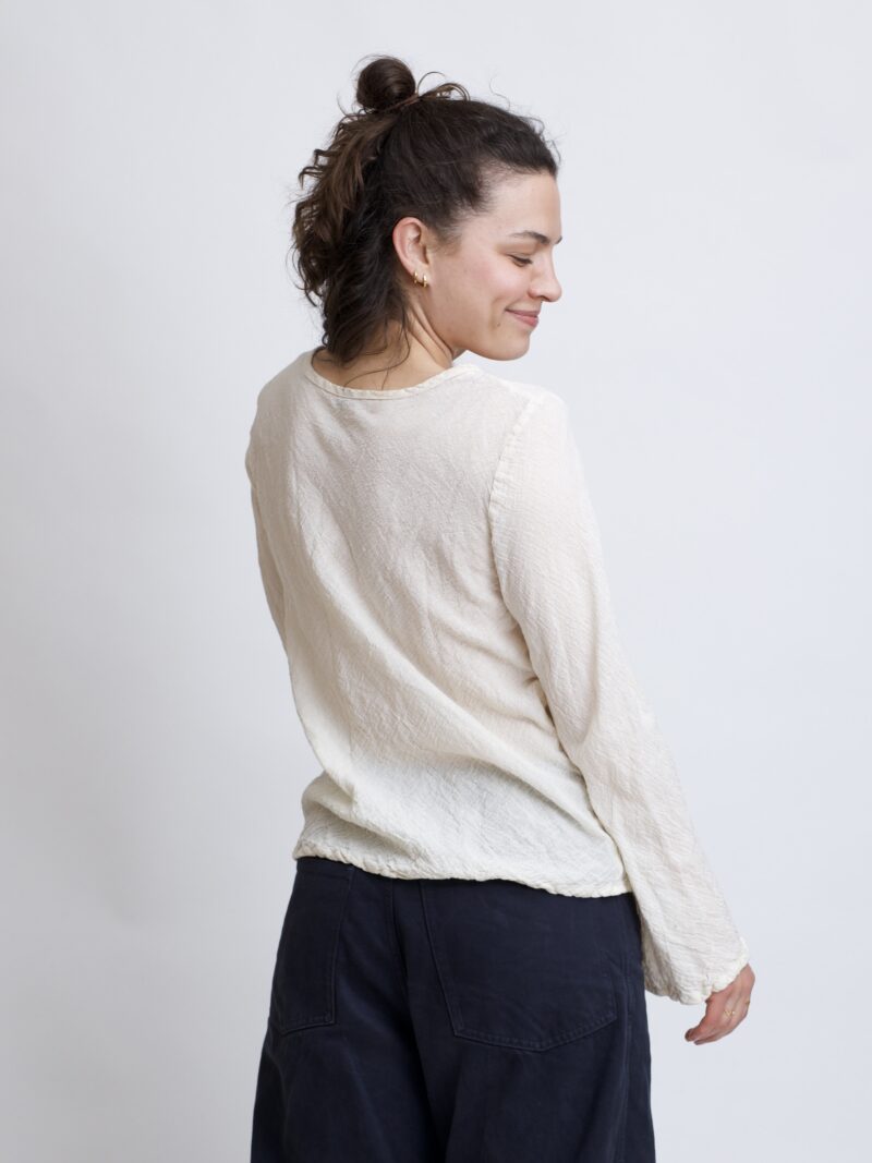 damska bluzka bawełniana z szerokimi rękawami. Bluzka w kolorze naturalnym bawełny