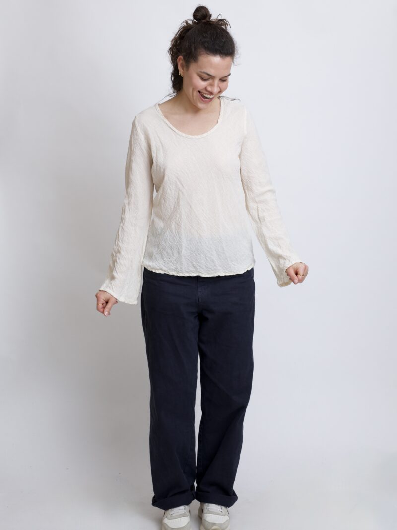 damska bluzka bawełniana z szerokimi rękawami. Bluzka w kolorze naturalnym bawełny