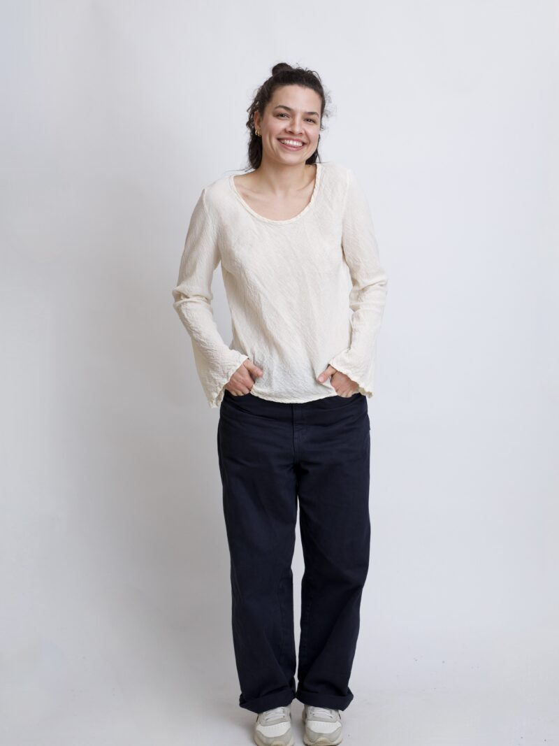 damska bluzka bawełniana z szerokimi rękawami. Bluzka w kolorze naturalnym bawełny