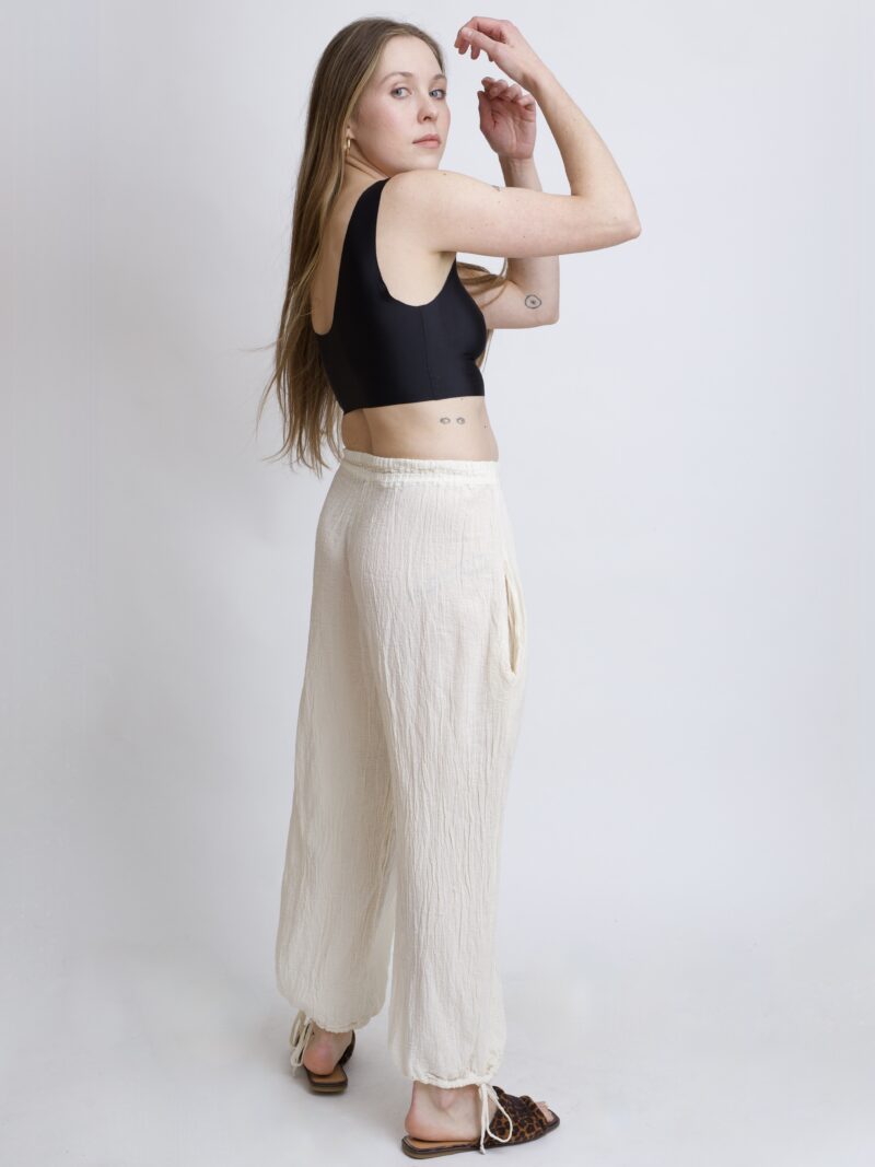 bawełniane spodnie białe z troczkami