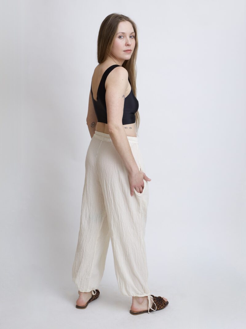 bawełniane spodnie białe z troczkami