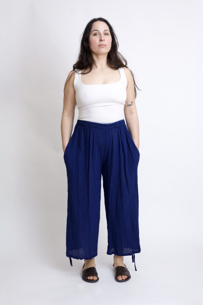 bawełniane spodnie granatowe z troczkami i szeroką nogawką. Spodnie typu baggy na lato