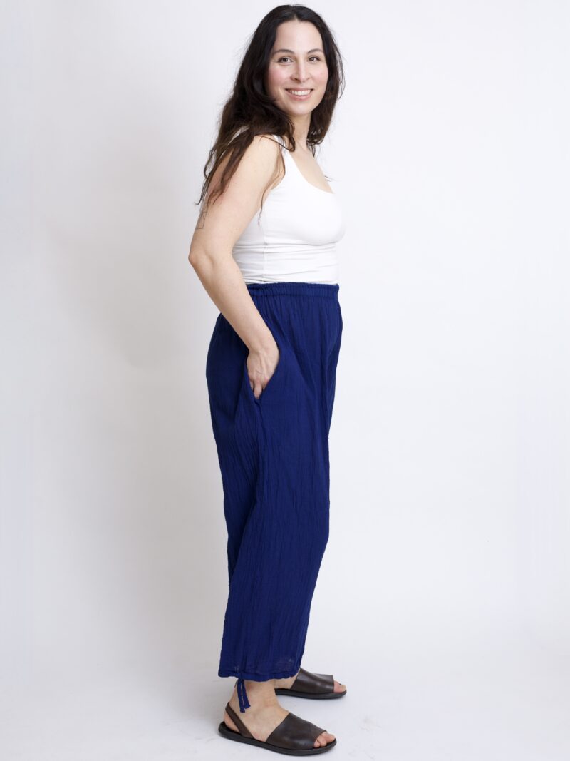 bawełniane spodnie granatowe z troczkami i szeroką nogawką. Spodnie typu baggy na lato