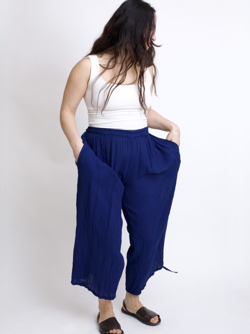 bawełniane spodnie granatowe z troczkami i szeroką nogawką. Spodnie typu baggy na lato