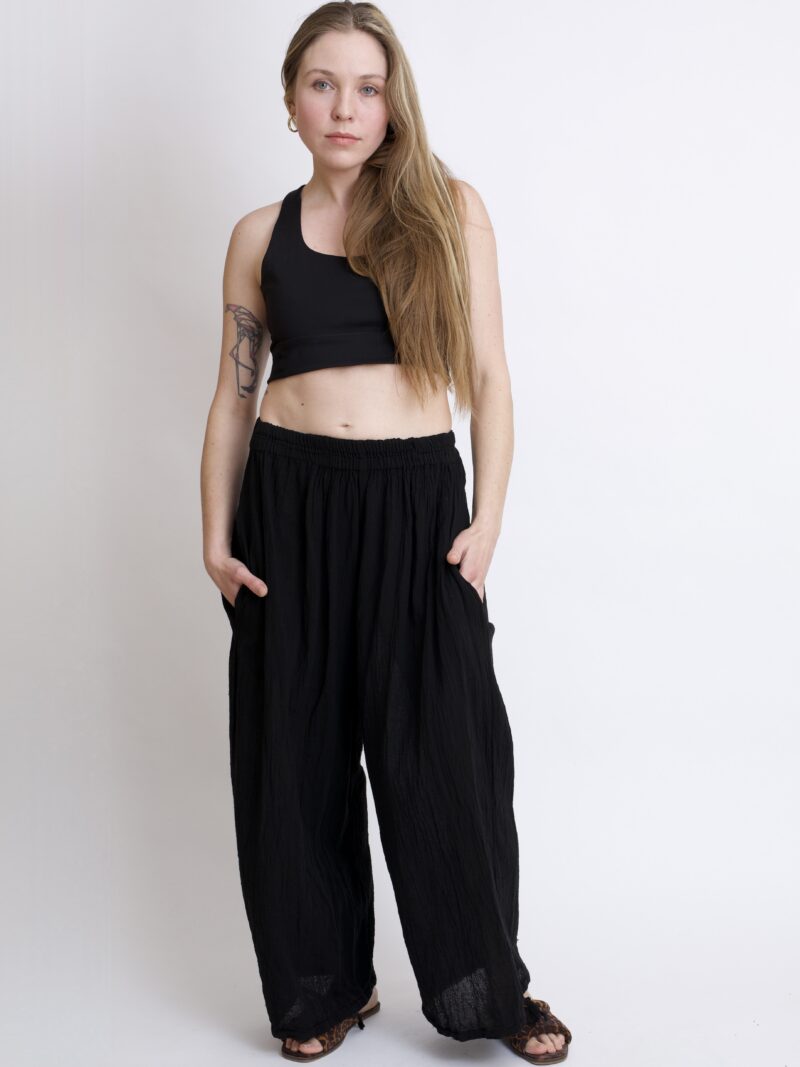 bawełniane spodnie czarne z troczkami i szeroką nogawką. Spodnie typu baggy na lato