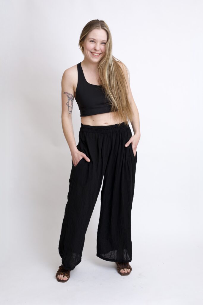 bawełniane spodnie czarne z troczkami i szeroką nogawką. Spodnie typu baggy na lato