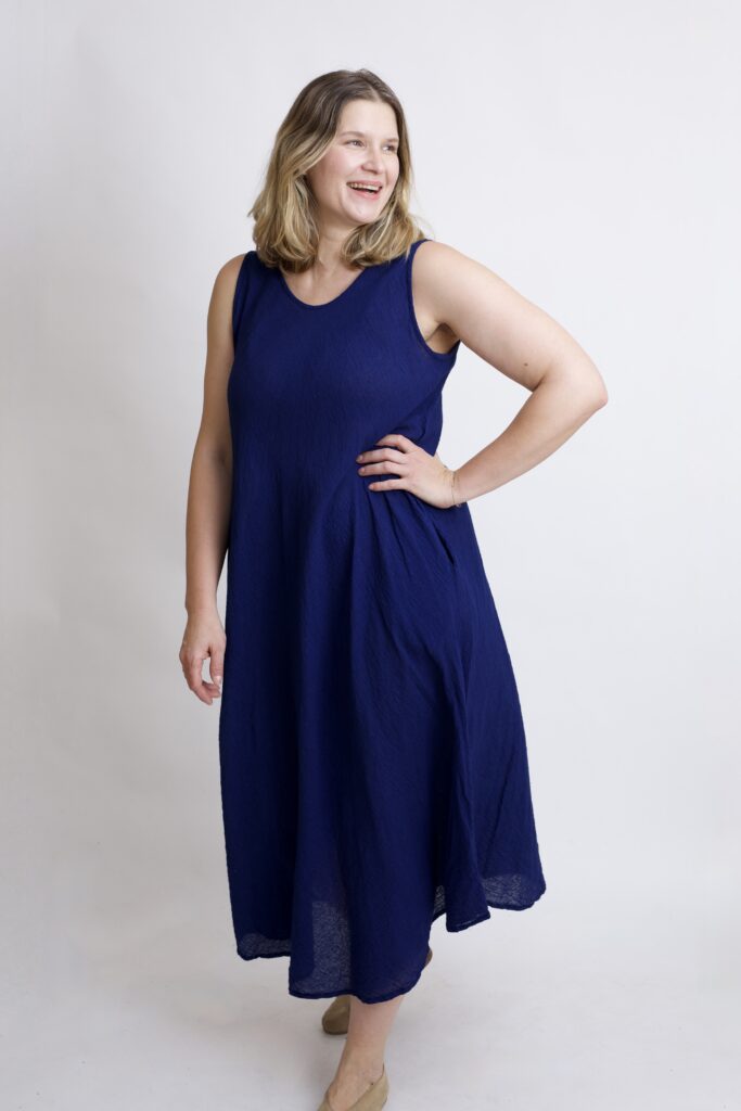 bawełniana sukienka maxi długa w kolorze granatowo niebieskim Czysta 100% bawełna organiczna. Odzież damska