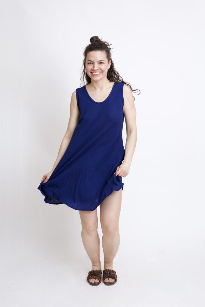 bawełniana sukienka mini na lato i na wakacje. Sukienka w kolorze granatowym niebieskim