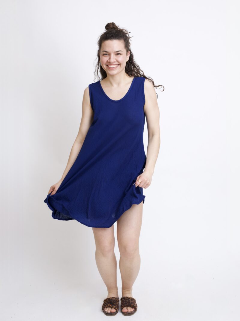 bawełniana sukienka mini na lato i na wakacje. Sukienka w kolorze granatowym niebieskim