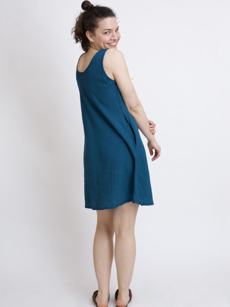 bawełniana sukienka mini na lato i na wakacje. Sukienka w kolorze niebieski petrol