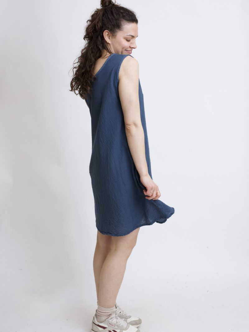 bawełniana sukienka mini na lato i na wakacje. Sukienka w kolorze grafitowym szarymim