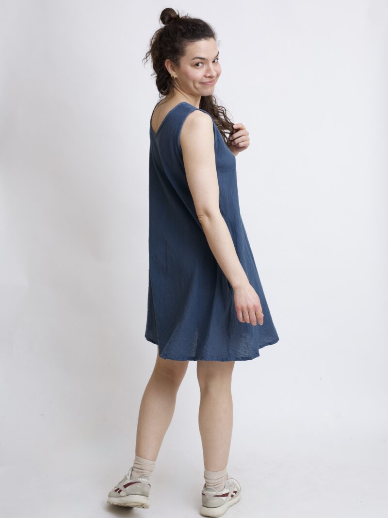 bawełniana sukienka mini na lato i na wakacje. Sukienka w kolorze grafitowym szarymim