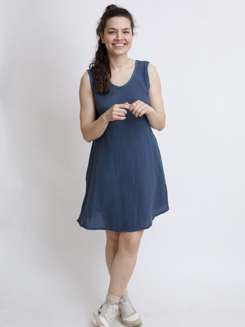 bawełniana sukienka mini na lato i na wakacje. Sukienka w kolorze grafitowym szarymim