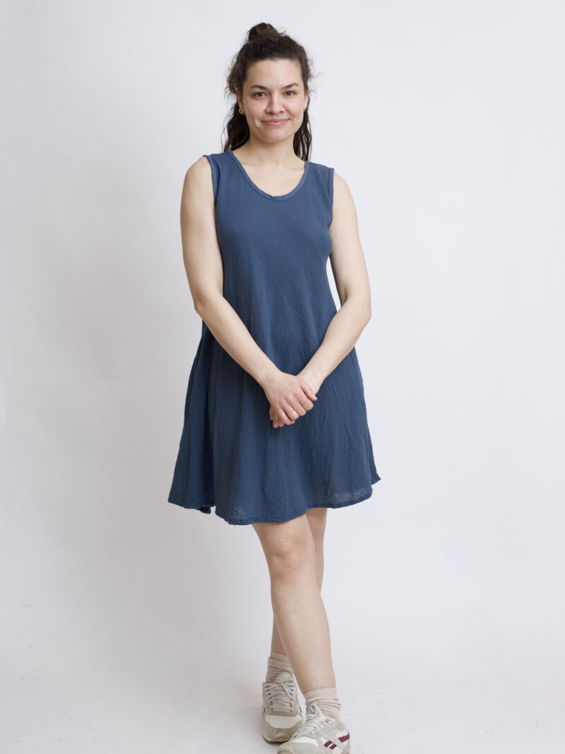 bawełniana sukienka mini na lato i na wakacje. Sukienka w kolorze grafitowym szarymim