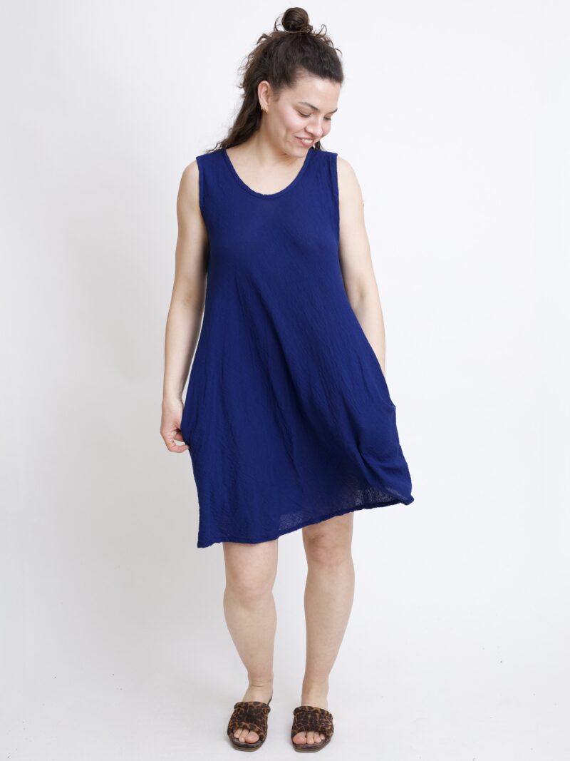 bawełniana sukienka mini na lato i na wakacje. Sukienka w kolorze granatowym niebieskim