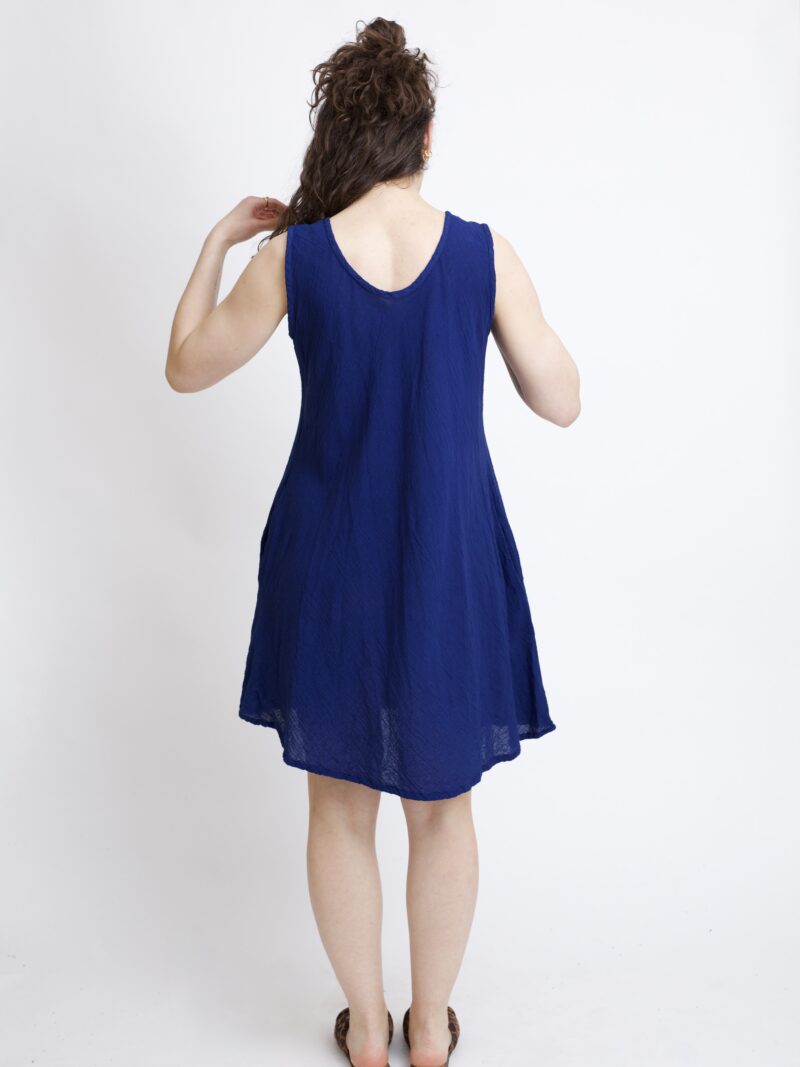 bawełniana sukienka mini na lato i na wakacje. Sukienka w kolorze granatowym niebieskim