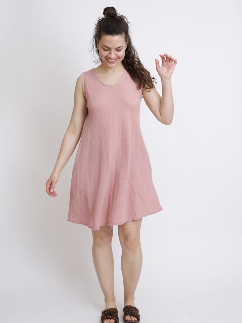 bawełniana sukienka mini na lato i na wakacje. Sukienka w kolorze róż pudrowy