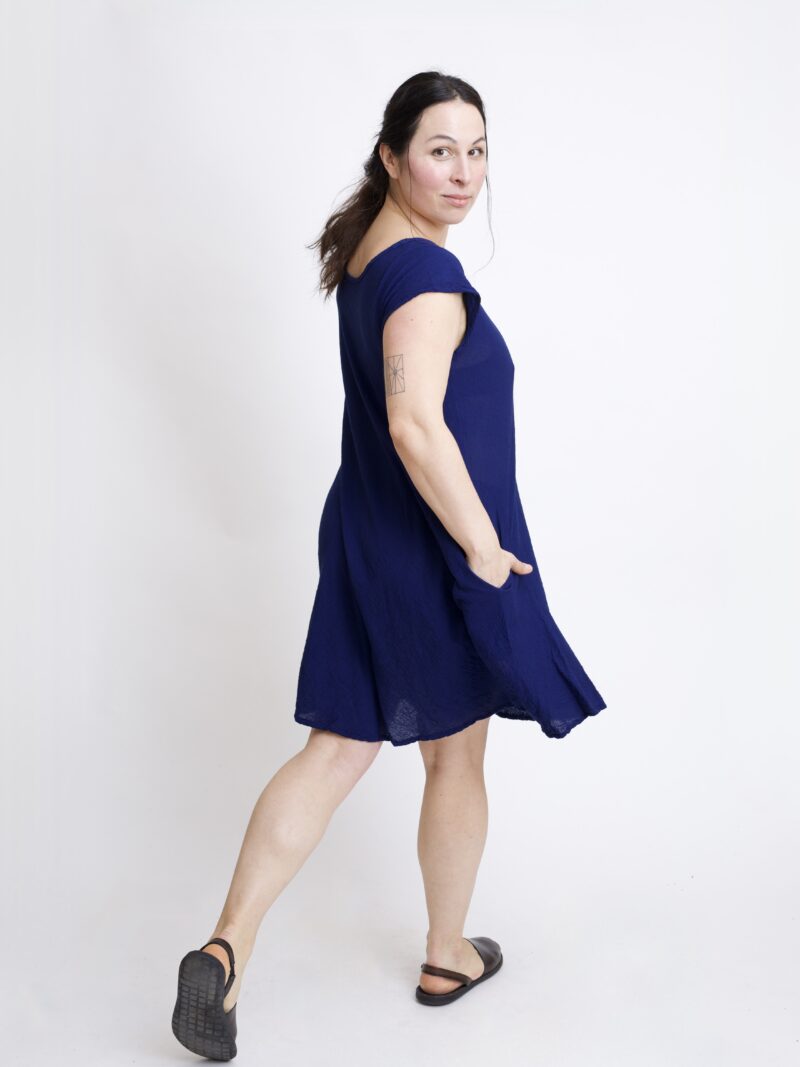 sukienka mini bawełniana ze skrzydełkami. granatowo-niebieska sukienka z czystej bawełny