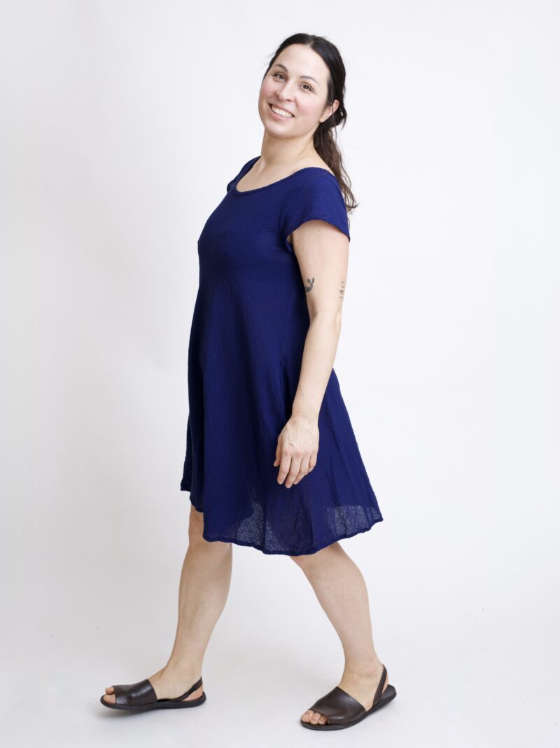 sukienka mini bawełniana ze skrzydełkami. granatowo-niebieska sukienka z czystej bawełny