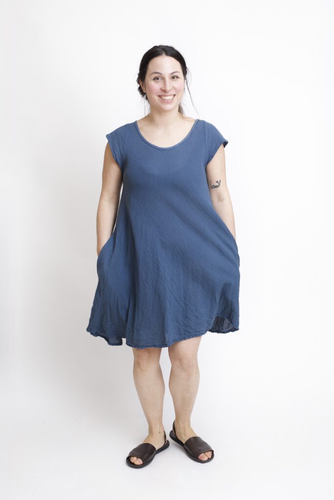 sukienka mini bawełniana ze skrzydełkami. szaro - grafitowa sukienka z czystej bawełny