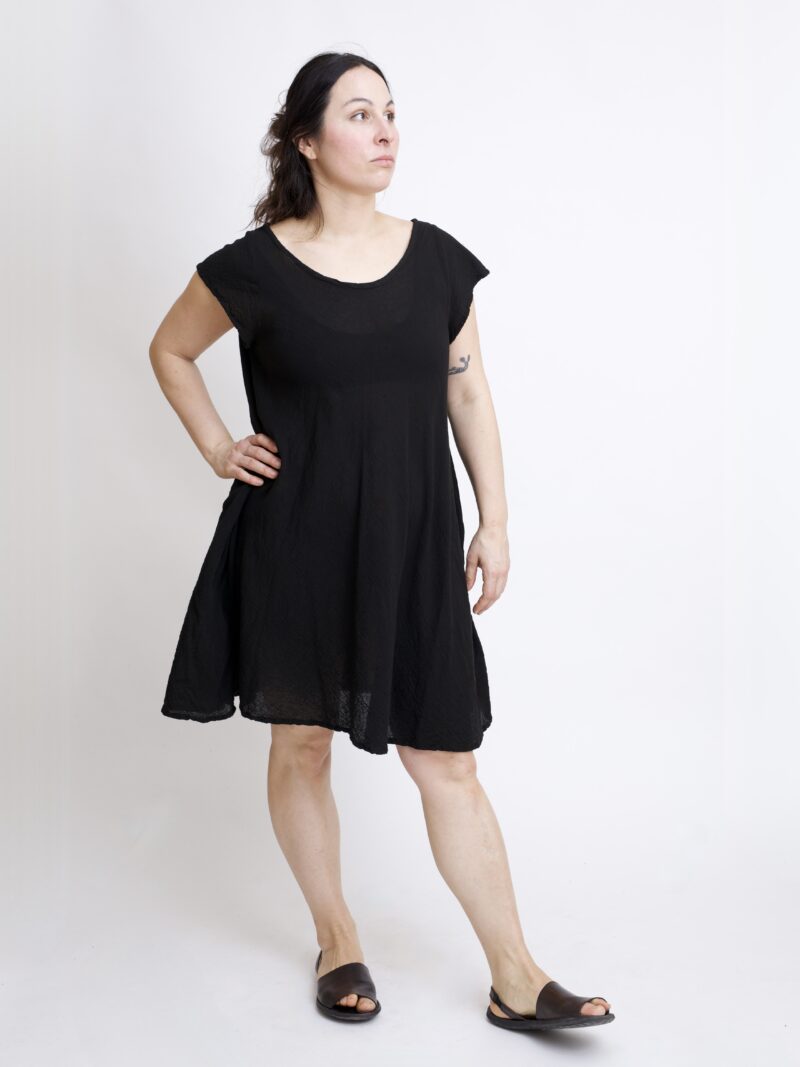 sukienka mini bawełniana ze skrzydełkami. czarna sukienka z czystej bawełny