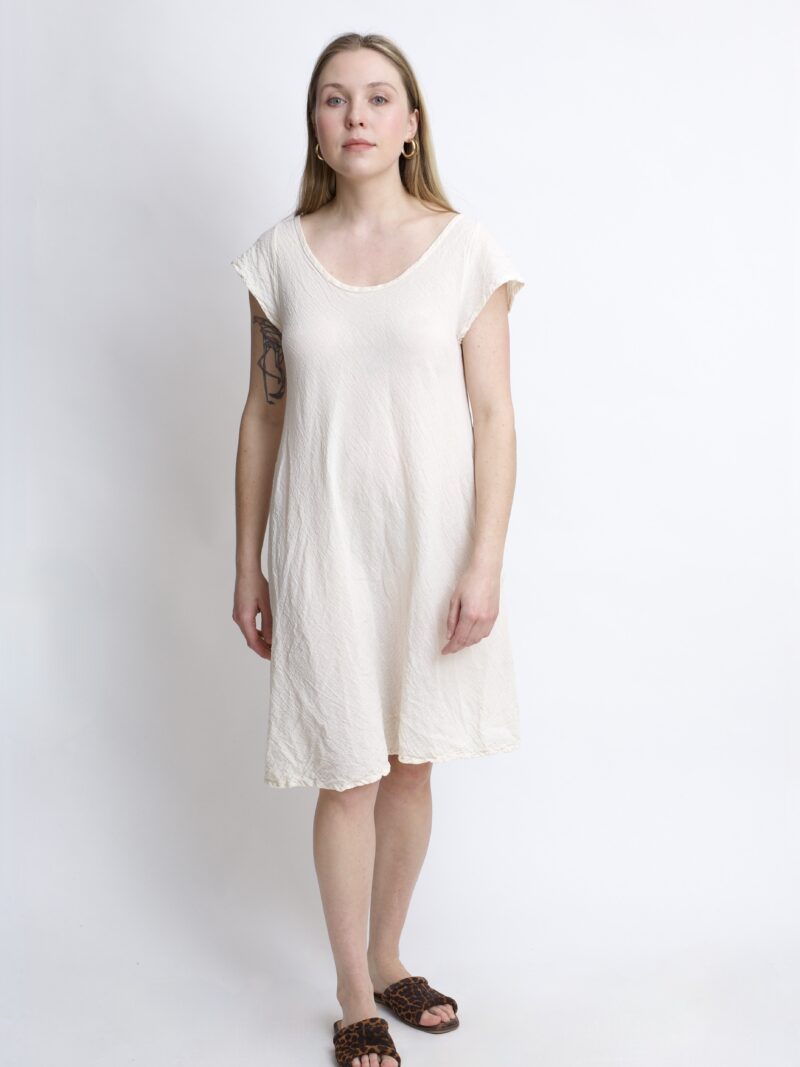sukienka mini bawełniana ze skrzydełkami. kolor naturalnej bawełny