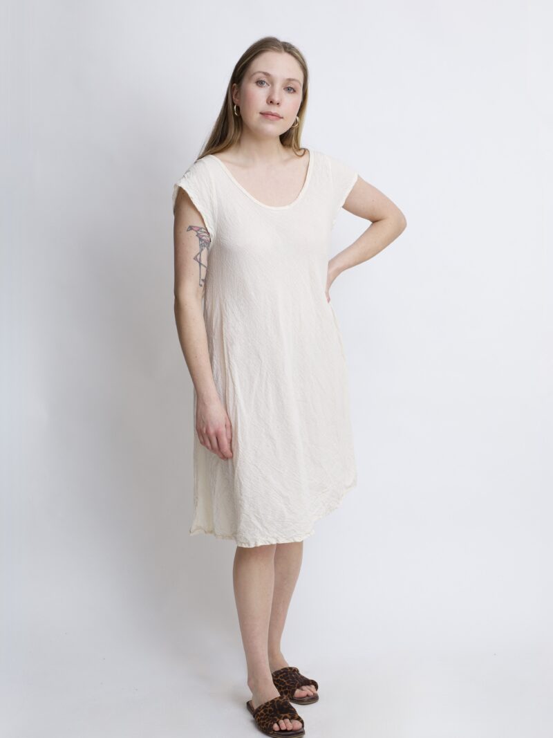 sukienka mini bawełniana ze skrzydełkami. kolor naturalnej bawełny