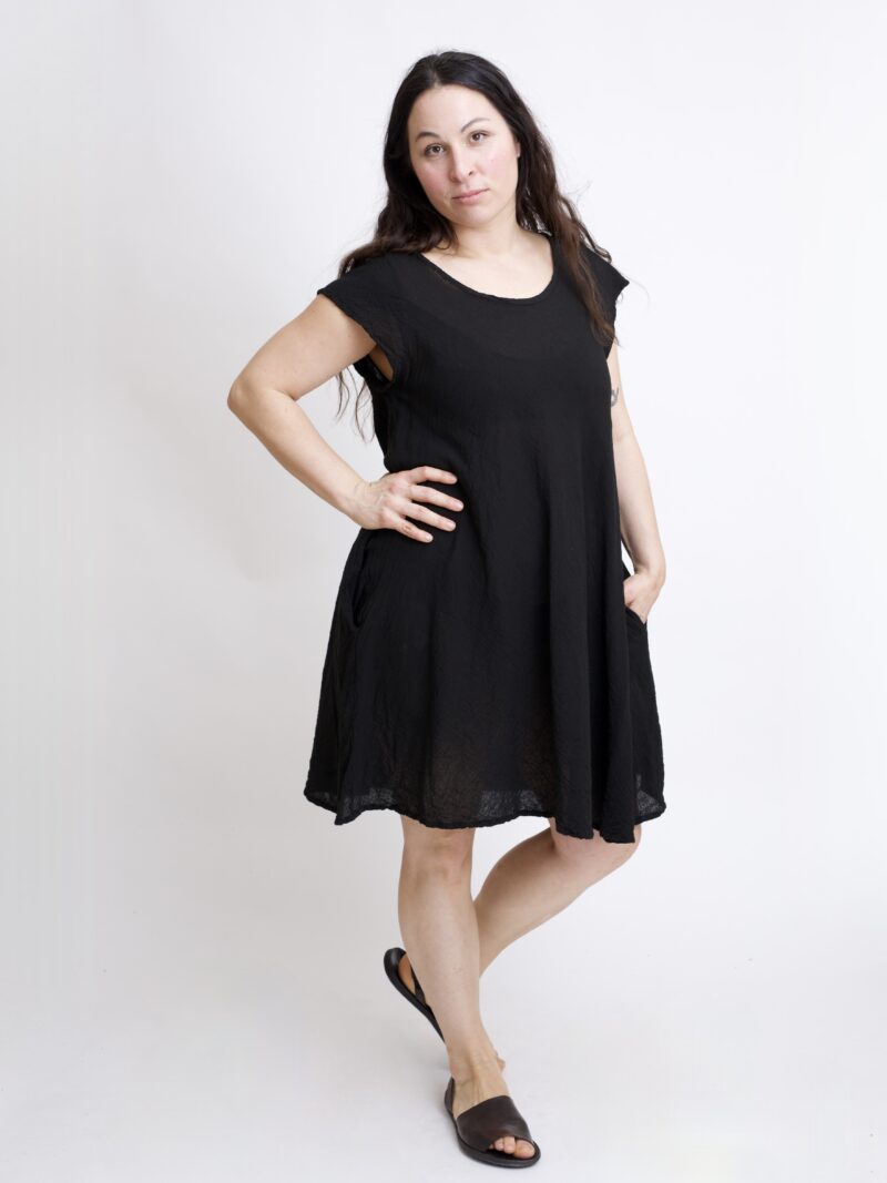 sukienka mini bawełniana ze skrzydełkami. czarna sukienka z czystej bawełny