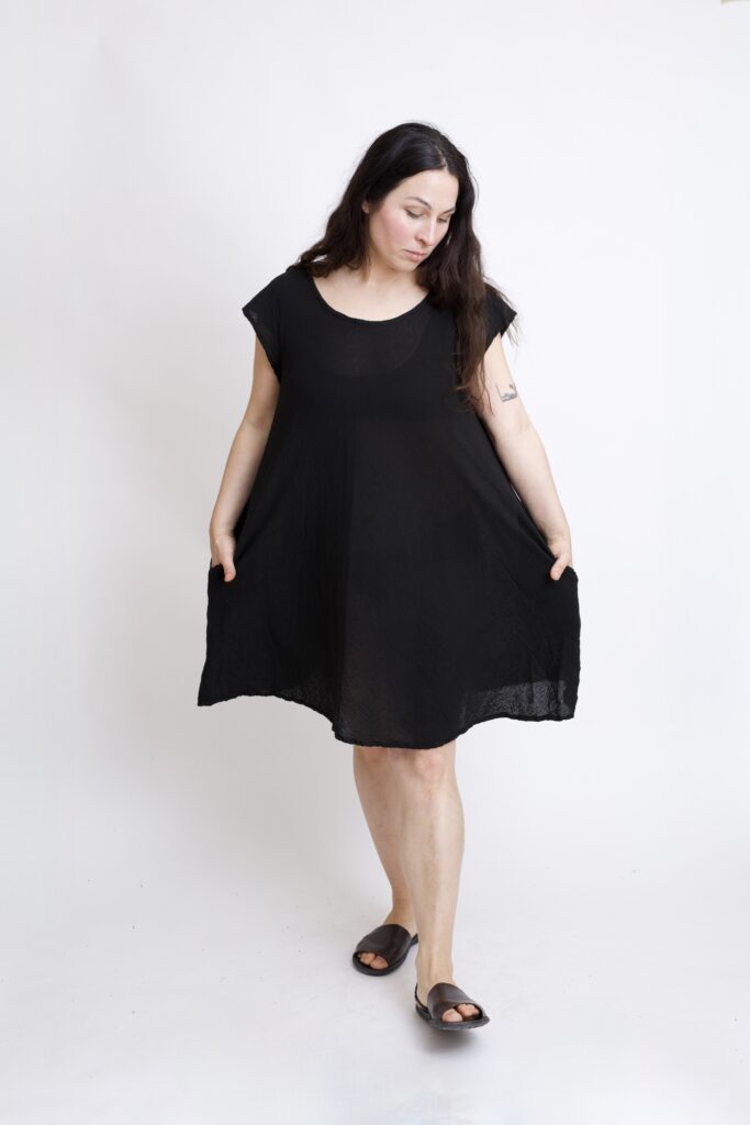 sukienka mini bawełniana ze skrzydełkami. czarna sukienka z czystej bawełny