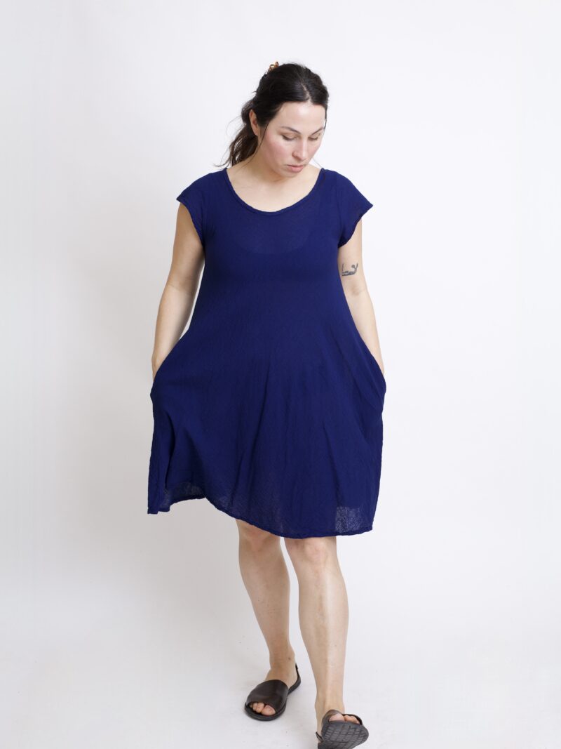 sukienka mini bawełniana ze skrzydełkami. granatowo-niebieska sukienka z czystej bawełny