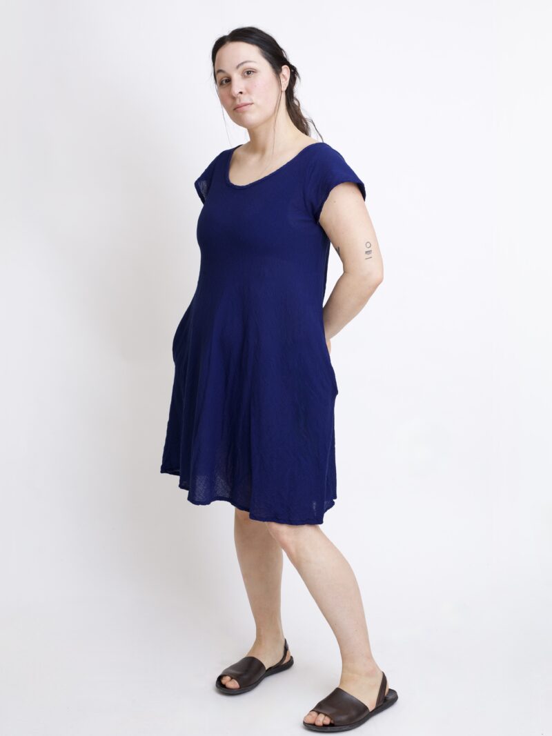 sukienka mini bawełniana ze skrzydełkami. granatowo-niebieska sukienka z czystej bawełny