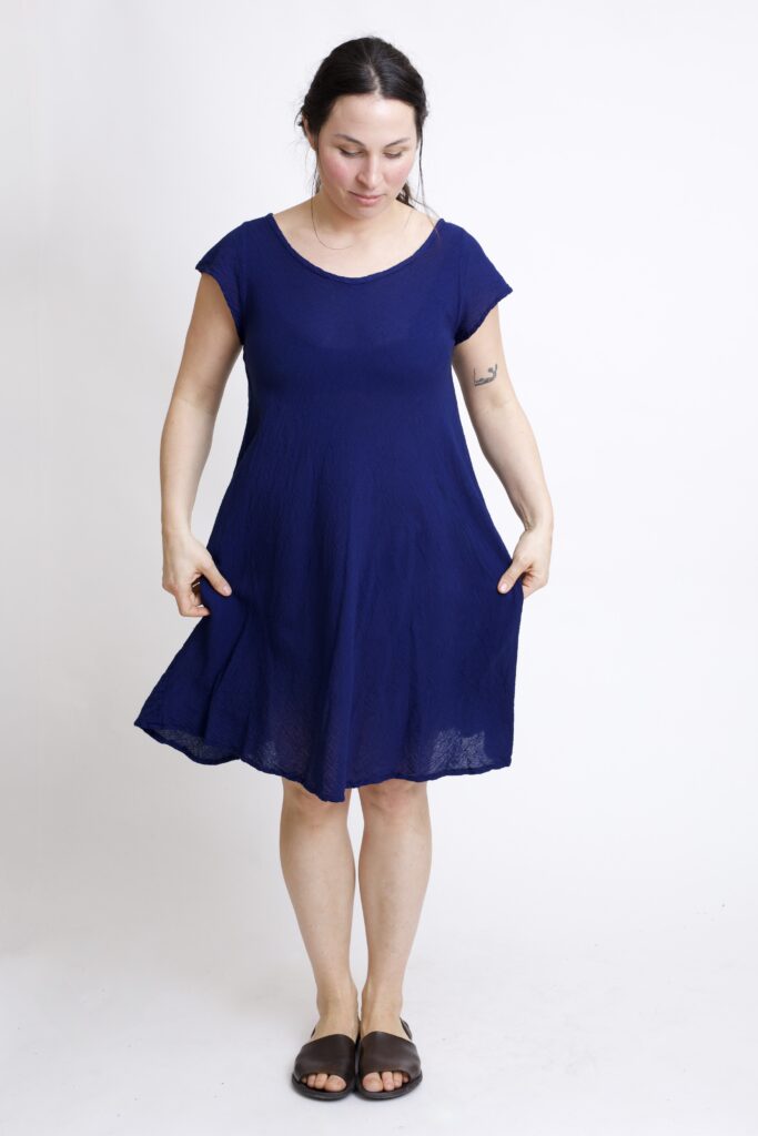 sukienka mini bawełniana ze skrzydełkami. granatowo-niebieska sukienka z czystej bawełny