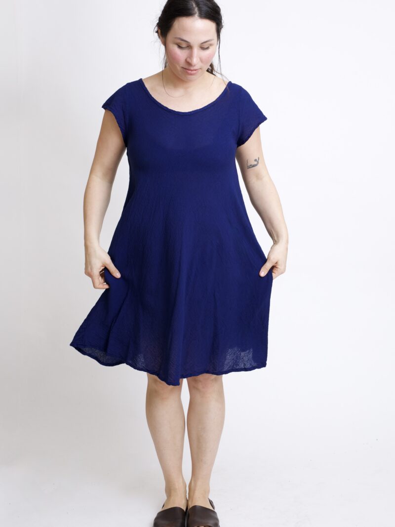 sukienka mini bawełniana ze skrzydełkami. granatowo-niebieska sukienka z czystej bawełny