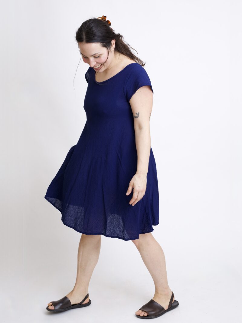 sukienka mini bawełniana ze skrzydełkami. granatowo-niebieska sukienka z czystej bawełny