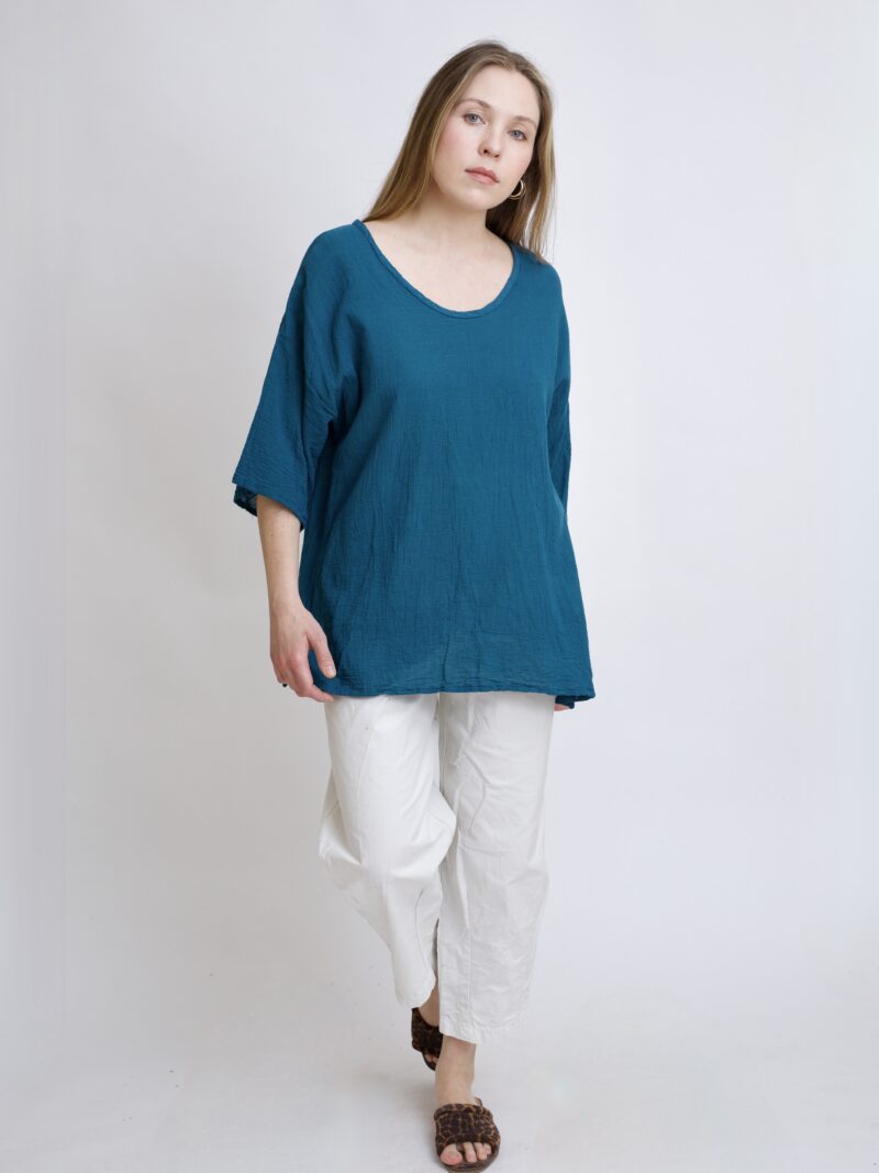 damska bluzka oversize. Modelka w luźnej bawełnianej bluzce w kolorze niebieski petrol