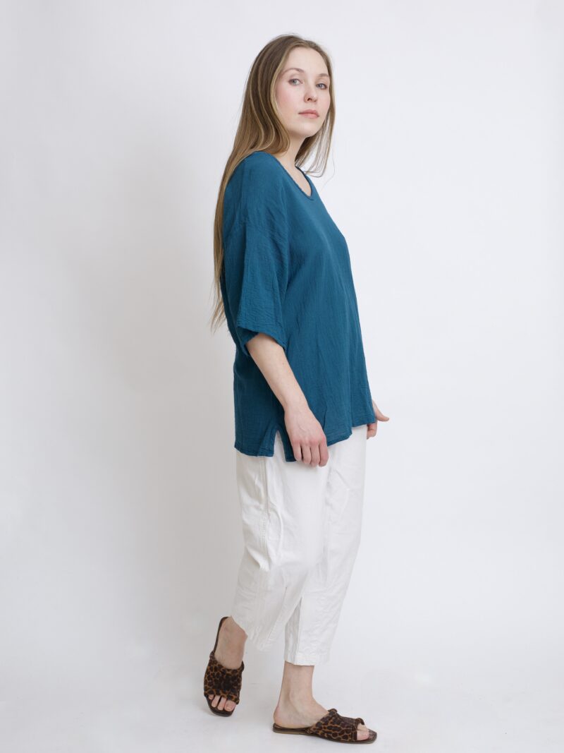 damska bluzka oversize. Modelka w luźnej bawełnianej bluzce w kolorze niebieski petrol