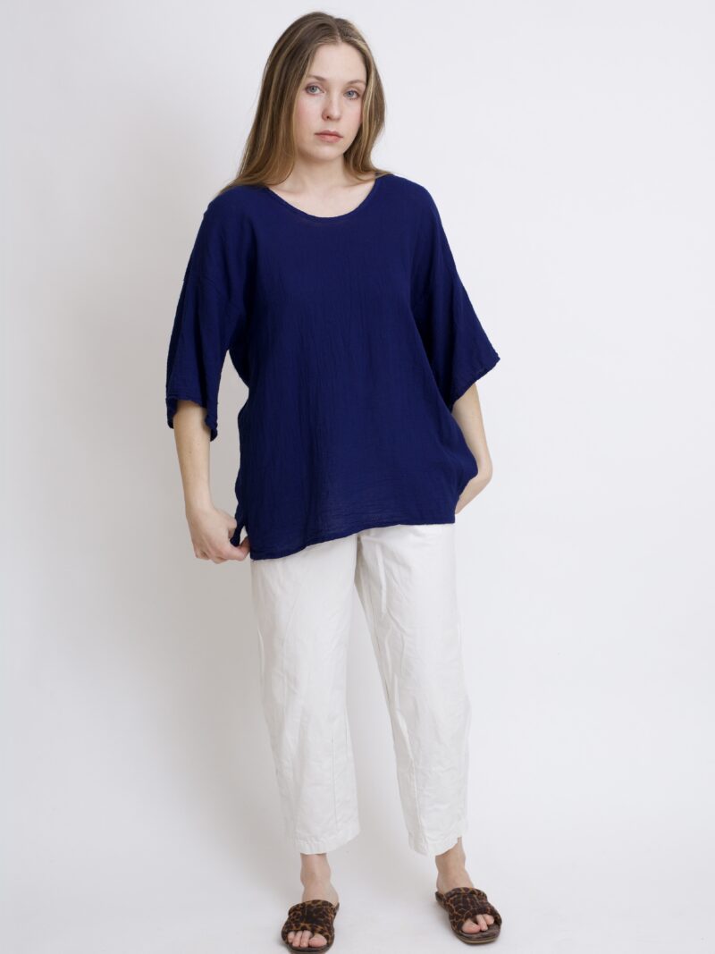 damska bluzka oversize. Modelka w luźnej bawełnianej bluzce w kolorze granatowym