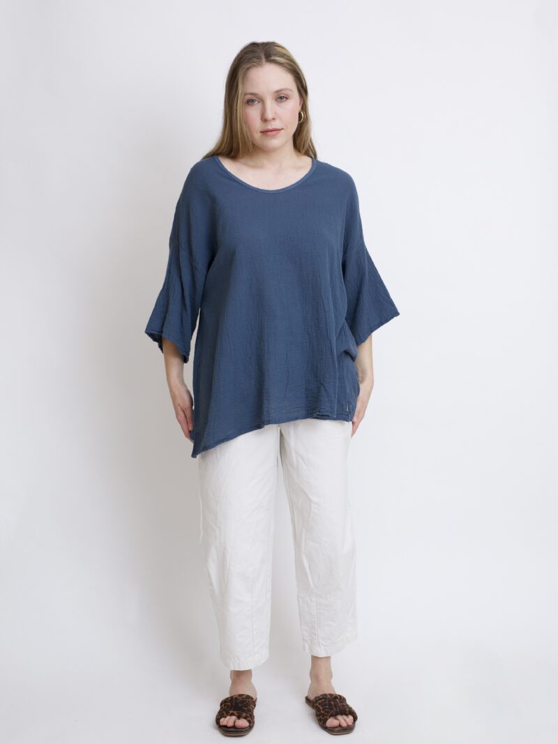 damska bluzka oversize. Modelka w luźnej bawełnianej bluzce w kolorze szaro-grafitowym