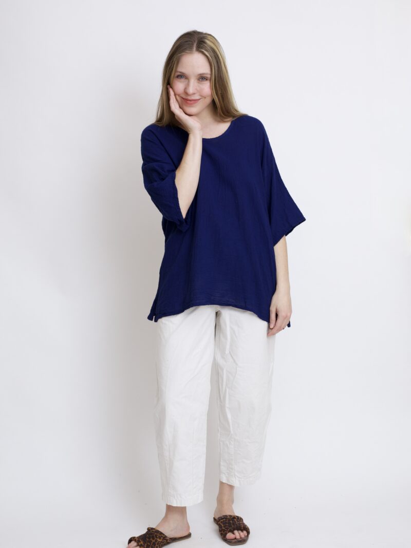 damska bluzka oversize. Modelka w luźnej bawełnianej bluzce w kolorze granatowym