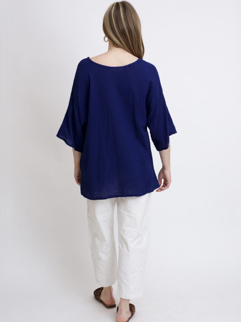 damska bluzka oversize. Modelka w luźnej bawełnianej bluzce w kolorze granatowym