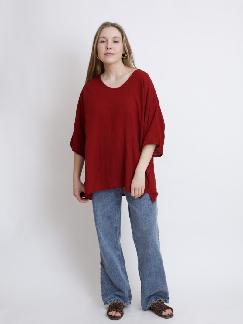 damska bluzka oversize. Modelka w luźnej bawełnianej bluzce w kolorze burgund