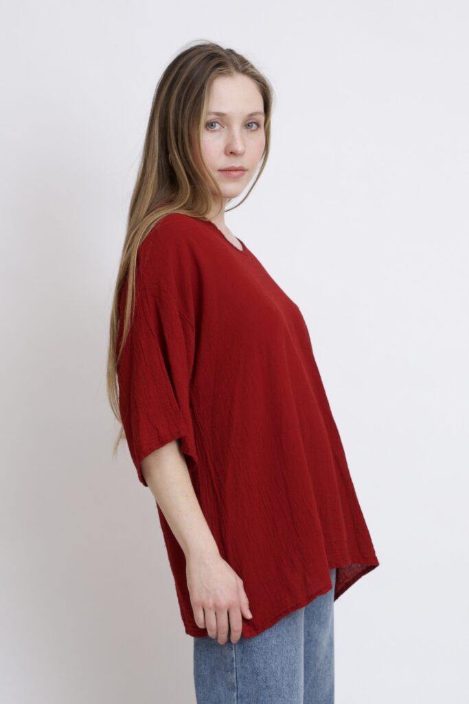 damska bluzka oversize. Modelka w luźnej bawełnianej bluzce w kolorze burgund