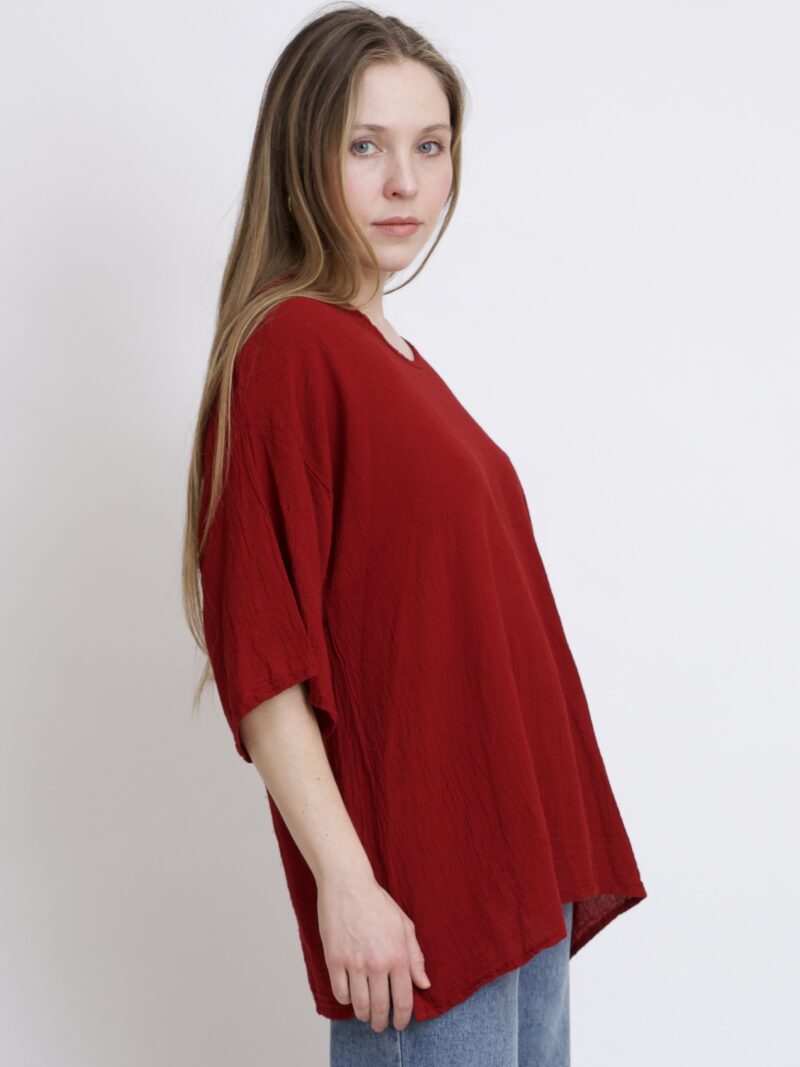 damska bluzka oversize. Modelka w luźnej bawełnianej bluzce w kolorze burgund