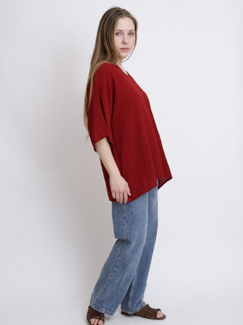 damska bluzka oversize. Modelka w luźnej bawełnianej bluzce w kolorze burgund