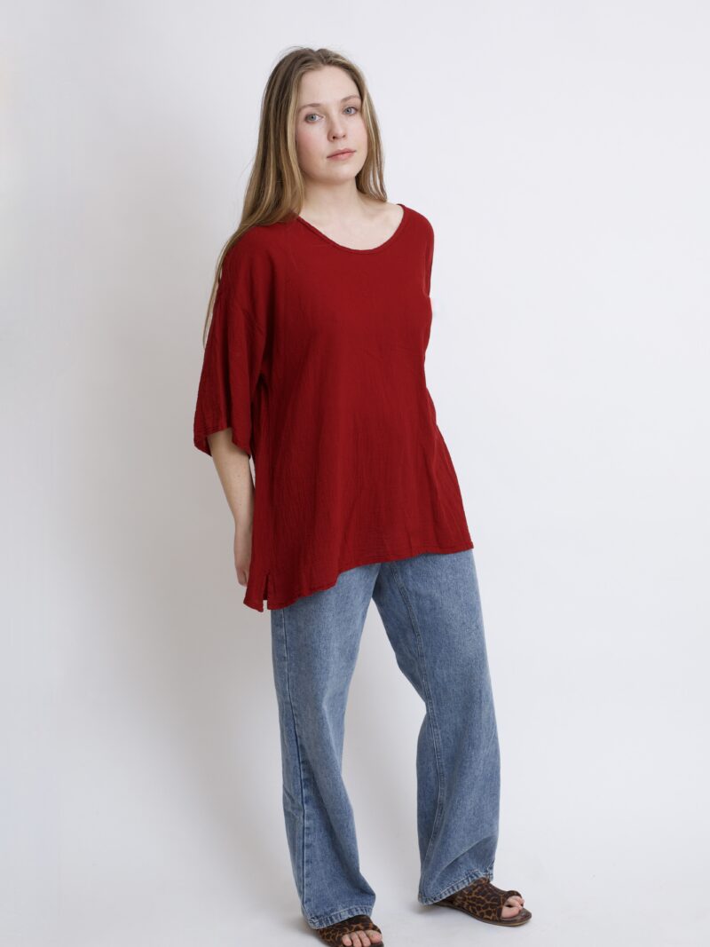 damska bluzka oversize. Modelka w luźnej bawełnianej bluzce w kolorze burgund