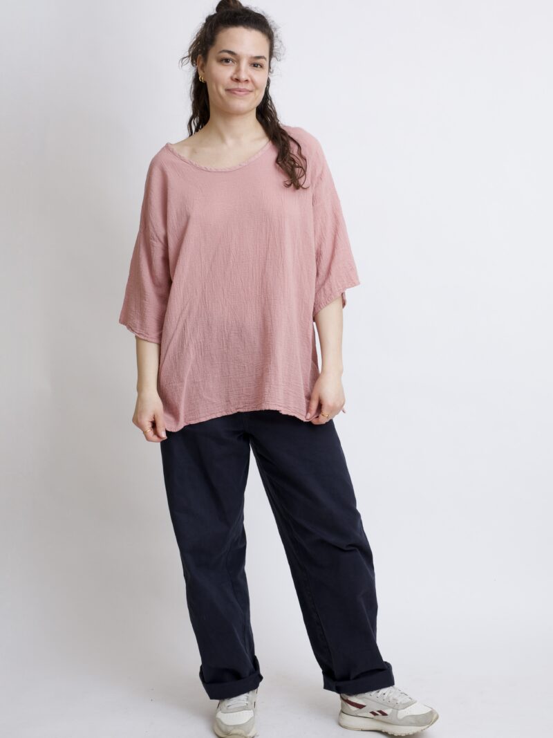 damska bluzka oversize. Modelka w luźnej bawełnianej bluzce w kolorze róż pudrowy