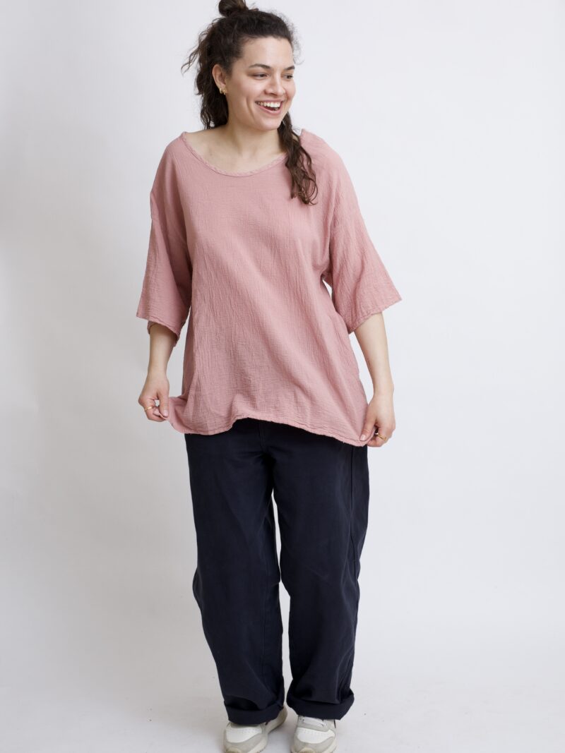 damska bluzka oversize. Modelka w luźnej bawełnianej bluzce w kolorze róż pudrowy