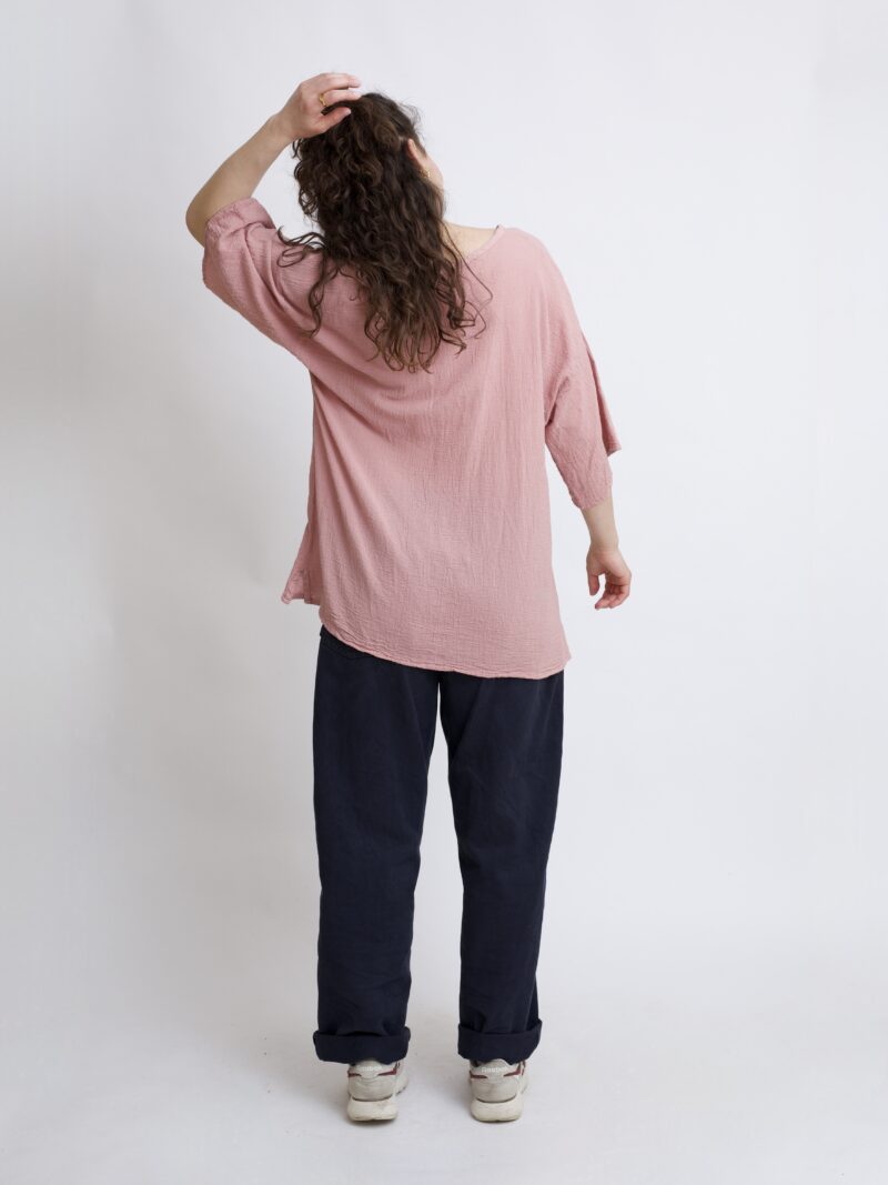 damska bluzka oversize. Modelka w luźnej bawełnianej bluzce w kolorze róż pudrowy