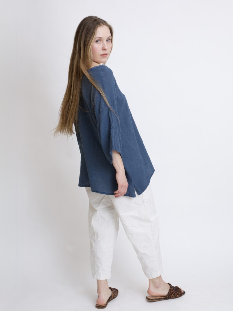 damska bluzka oversize. Modelka w luźnej bawełnianej bluzce w kolorze szaro-grafitowym