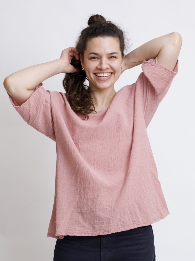 damska bluzka oversize. Modelka w luźnej bawełnianej bluzce w kolorze róż pudrowy